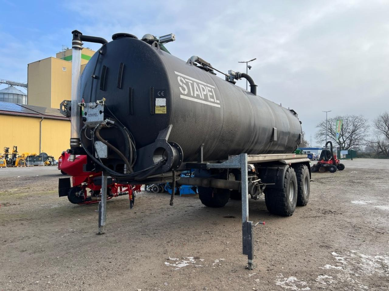 SATTELTANKAUFLIEGER STAPEL SAP 26 - Gübreleme makinesi: fotoğraf 1 SATTELTANKAUFLIEGER STAPEL SAP 26 - Gübreleme makinesi: fotoğraf 1