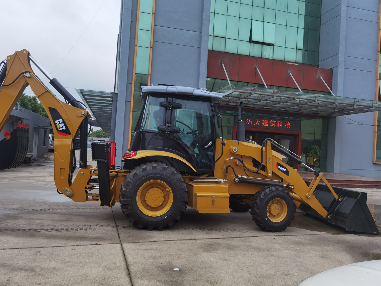 CAT 420F Backhoe Loader - Iş makinesi: fotoğraf 4 CAT 420F Backhoe Loader - Iş makinesi: fotoğraf 4