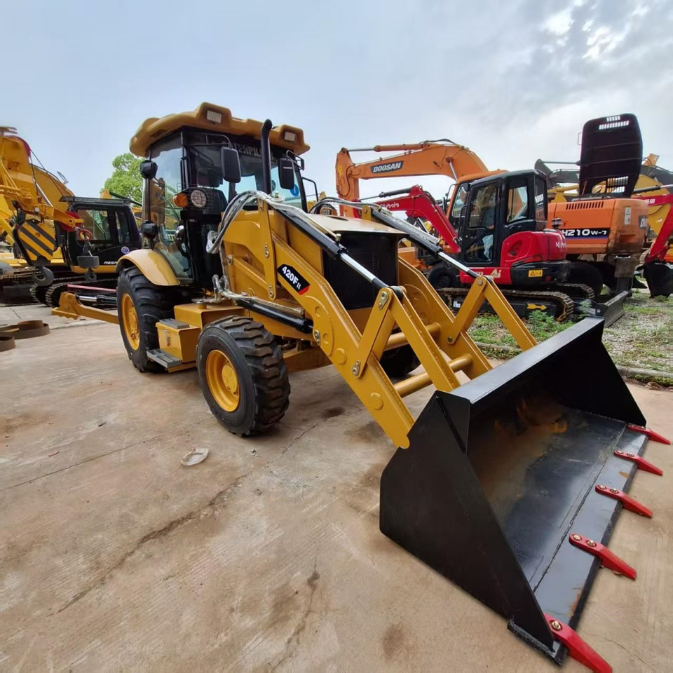 CAT 420F Backhoe Loader - Iş makinesi: fotoğraf 1 CAT 420F Backhoe Loader - Iş makinesi: fotoğraf 1