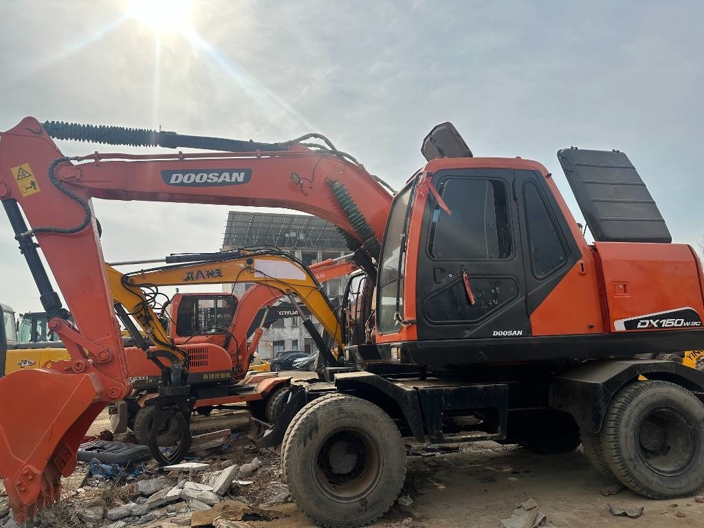Doosan DX 150W -9 - Tekerlekli ekskavatör: fotoğraf 3 Doosan DX 150W -9 - Tekerlekli ekskavatör: fotoğraf 3