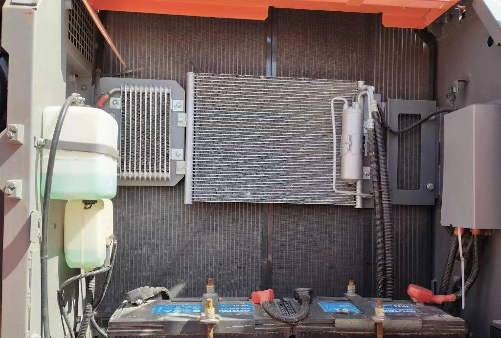 Hitachi ZX 240 - Paletli ekskavatör: fotoğraf 2 Hitachi ZX 240 - Paletli ekskavatör: fotoğraf 2