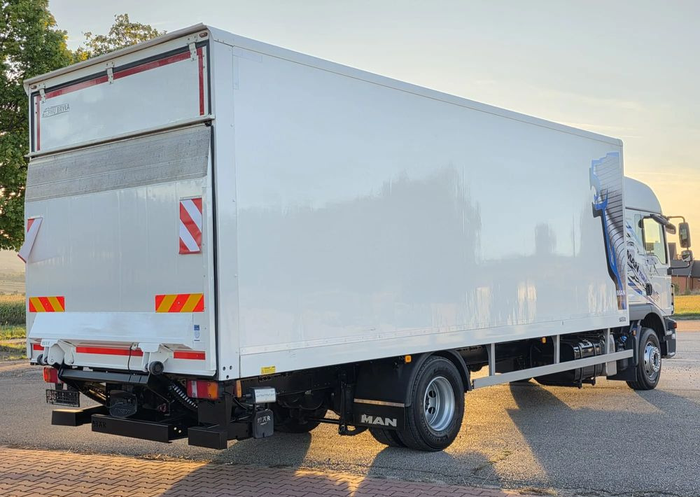 MAN TGM 15.290 / TGL / KONTENER / IZOTERMA / WINDA / KLIMA POSTOJOWA / 2019R / EURO 6 / PEŁEN SERWIS / 8200KG ŁADOWNOŚĆ / SPROWADZONY / ZADBANY / JAK NOWY / KSIĄŻKA SERWISOWA / E6 / 18 PALET - Kapalı kasa kamyon: fotoğraf 3 MAN TGM 15.290 / TGL / KONTENER / IZOTERMA / WINDA / KLIMA POSTOJOWA / 2019R / EURO 6 / PEŁEN SERWIS / 8200KG ŁADOWNOŚĆ / SPROWADZONY / ZADBANY / JAK NOWY / KSIĄŻKA SERWISOWA / E6 / 18 PALET - Kapalı kasa kamyon: fotoğraf 3