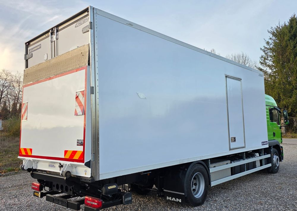 MAN TGM 18.320 / 18.290 / 15.290 / IZOTERMA / WINDA / 19PALET / E6 / 08.2018 / LIFT / SPROWADZONY / AUTOMAT / SYPIALKA / PIERWSZY WŁAŚCICIEL / BOCZNE DRZWI / STAN BARDZO DOBRY - Refrijeratör kamyon: fotoğraf 4 MAN TGM 18.320 / 18.290 / 15.290 / IZOTERMA / WINDA / 19PALET / E6 / 08.2018 / LIFT / SPROWADZONY / AUTOMAT / SYPIALKA / PIERWSZY WŁAŚCICIEL / BOCZNE DRZWI / STAN BARDZO DOBRY - Refrijeratör kamyon: fotoğraf 4