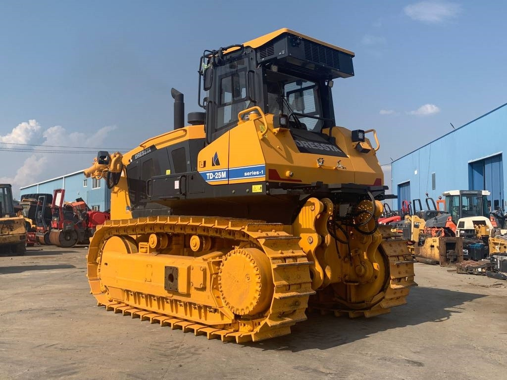 Dressta TD25M - Buldozer: fotoğraf 4 Dressta TD25M - Buldozer: fotoğraf 4