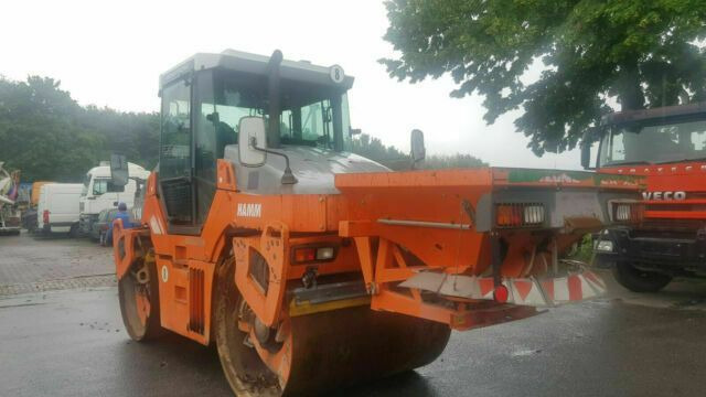 Hamm DV90 VO mit Streuer Klima German Maschine - Yol silindiri: fotoğraf 2 Hamm DV90 VO mit Streuer Klima German Maschine - Yol silindiri: fotoğraf 2