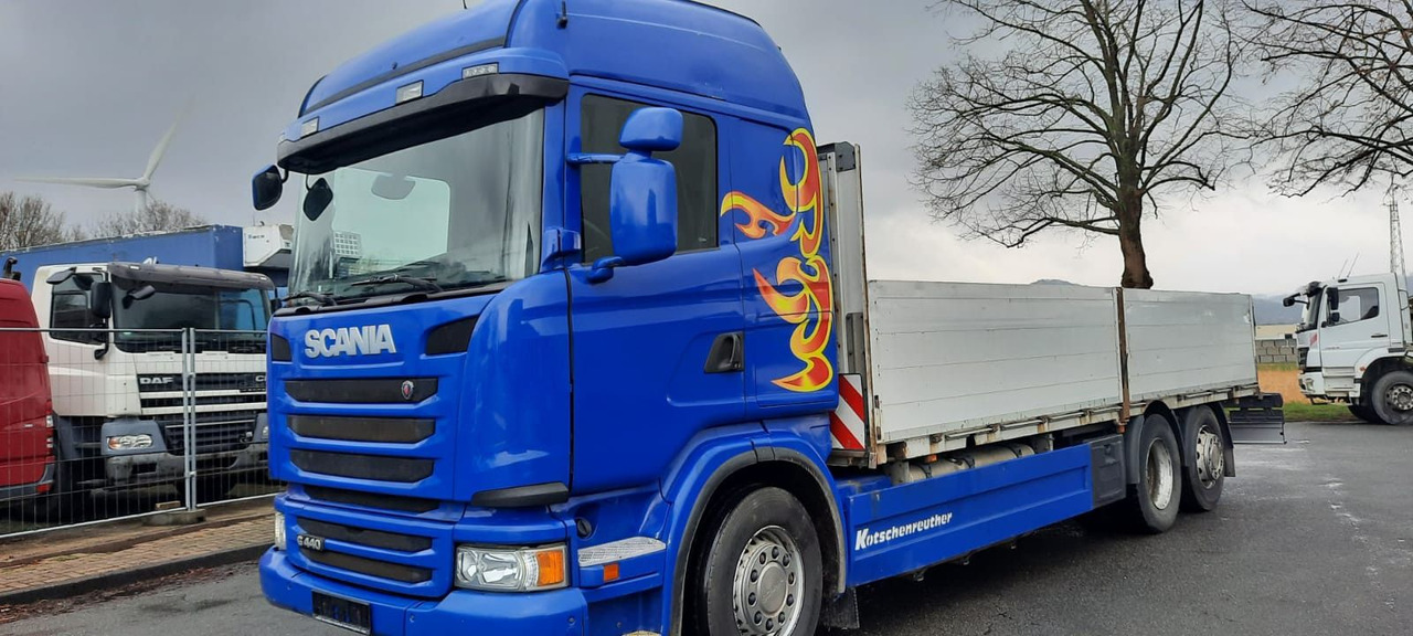 Scania G440 Pritsche 6x2 Kran am Heck vor. - Sal/ Açık kasa kamyon, Vinçli kamyon: fotoğraf 1 Scania G440 Pritsche 6x2 Kran am Heck vor. - Sal/ Açık kasa kamyon, Vinçli kamyon: fotoğraf 1