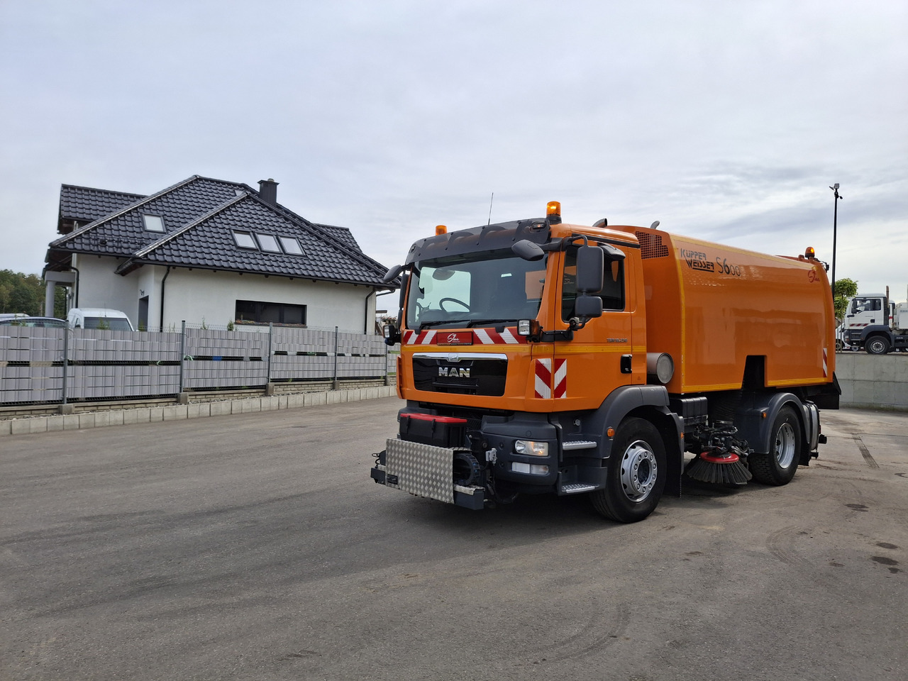 MAN TGM 18.250 Zamiatarka Kupper Weisser BROCK 2 Motoren Szczotki L/R PM10 Odchwaszczarka - Yol süpürme aracı: fotoğraf 3 MAN TGM 18.250 Zamiatarka Kupper Weisser BROCK 2 Motoren Szczotki L/R PM10 Odchwaszczarka - Yol süpürme aracı: fotoğraf 3