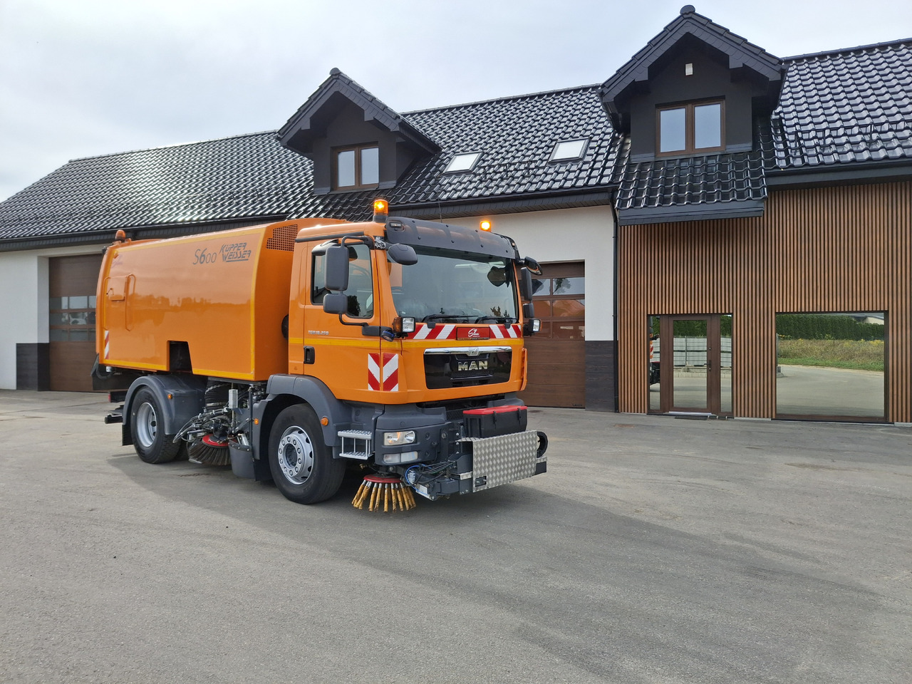 MAN TGM 18.250 Zamiatarka Kupper Weisser BROCK 2 Motoren Szczotki L/R PM10 Odchwaszczarka - Yol süpürme aracı: fotoğraf 1 MAN TGM 18.250 Zamiatarka Kupper Weisser BROCK 2 Motoren Szczotki L/R PM10 Odchwaszczarka - Yol süpürme aracı: fotoğraf 1