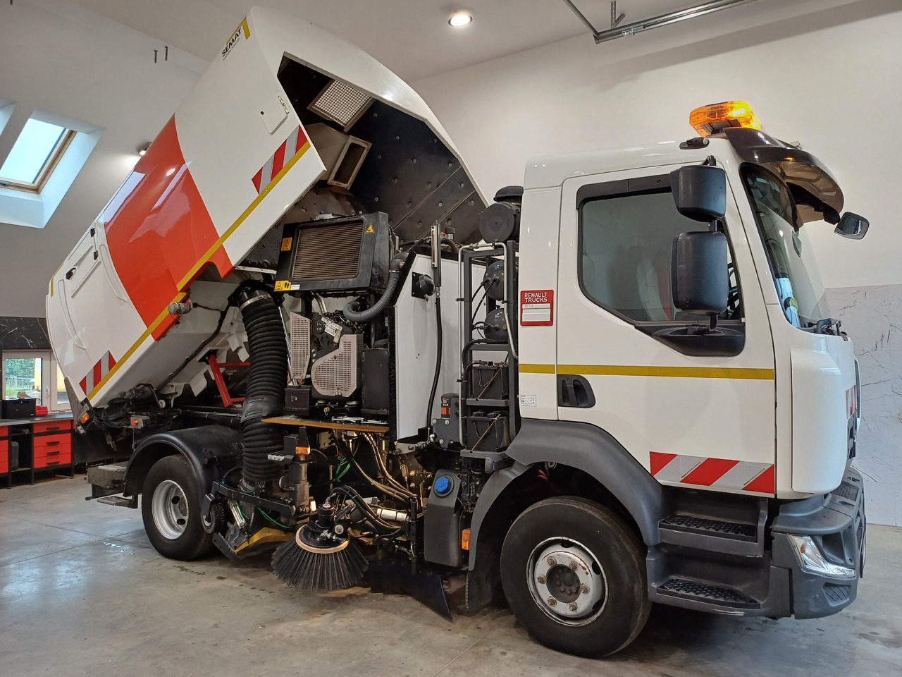 RENAULT D12 Zamiatarka Kehrmaschine 2 Motoren SEMAT Zoeller Szczotki L/R Euro 6 PM10 2017r - Yol süpürme aracı: fotoğraf 5 RENAULT D12 Zamiatarka Kehrmaschine 2 Motoren SEMAT Zoeller Szczotki L/R Euro 6 PM10 2017r - Yol süpürme aracı: fotoğraf 5