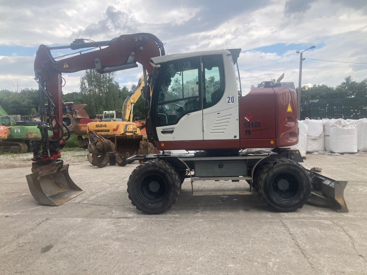 Liebherr A 912 Compact Rotator R4 - Tekerlekli ekskavatör: fotoğraf 1 Liebherr A 912 Compact Rotator R4 - Tekerlekli ekskavatör: fotoğraf 1