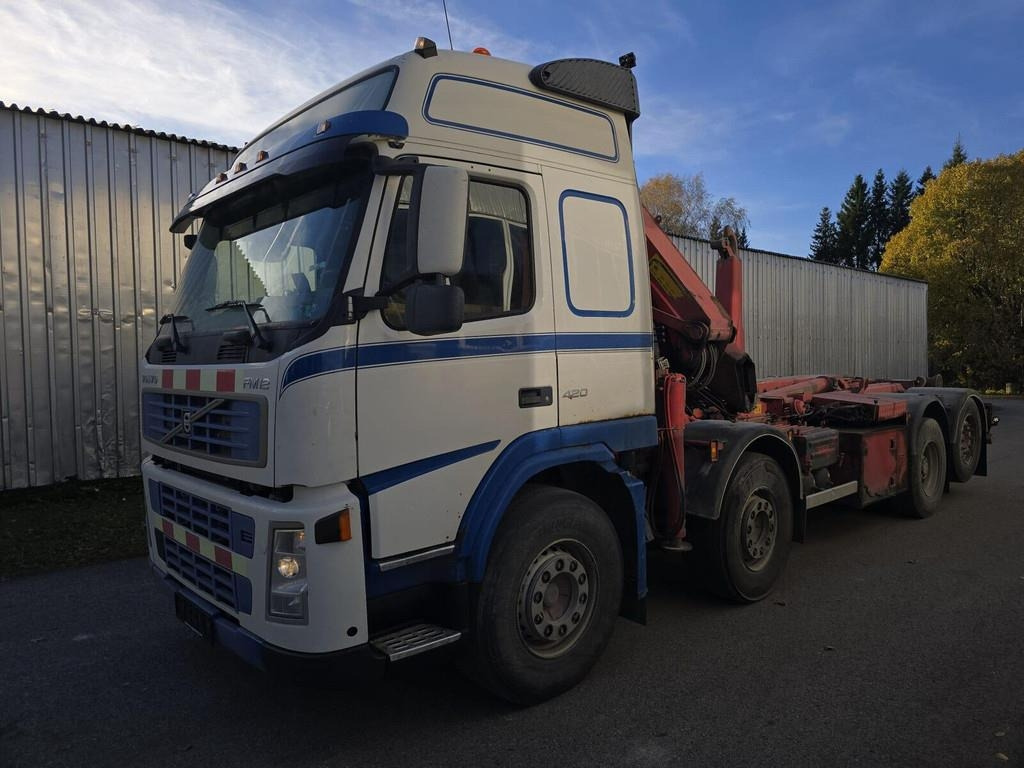 Volvo FM12 420 8X2 HMF 2220 K4  - Kancalı yükleyici kamyon: fotoğraf 1 Volvo FM12 420 8X2 HMF 2220 K4  - Kancalı yükleyici kamyon: fotoğraf 1