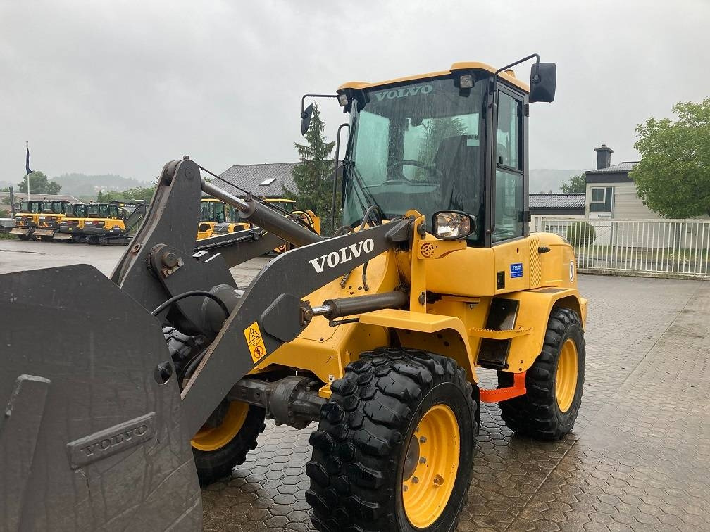Volvo L 30 G - Tekerlekli yükleyici: fotoğraf 1 Volvo L 30 G - Tekerlekli yükleyici: fotoğraf 1
