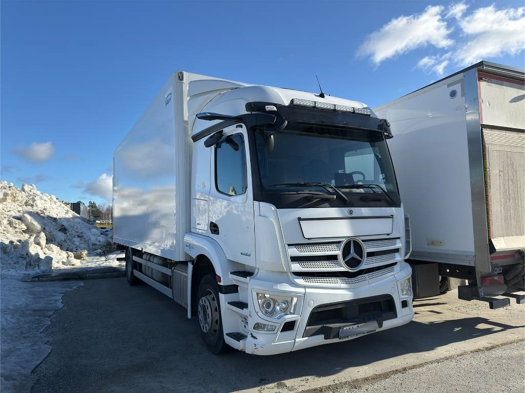 Mercedes-Benz Actros 1833 - Kapalı kasa kamyon: fotoğraf 1 Mercedes-Benz Actros 1833 - Kapalı kasa kamyon: fotoğraf 1