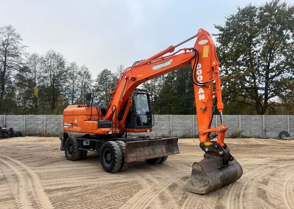 Doosan DX140W-3 - Tekerlekli ekskavatör: fotoğraf 1 Doosan DX140W-3 - Tekerlekli ekskavatör: fotoğraf 1
