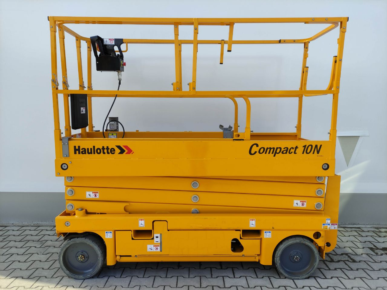 Haulotte Compact 10N - Makasli platform: fotoğraf 1 Haulotte Compact 10N - Makasli platform: fotoğraf 1
