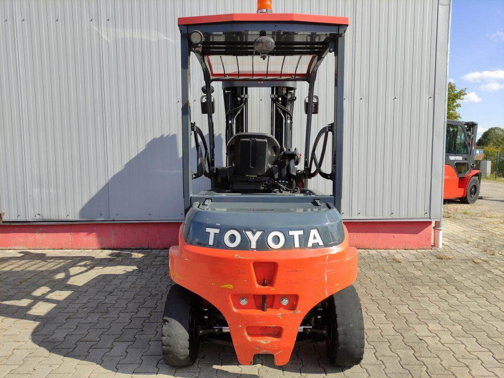 Toyota 8FBMT40 - Elektrikli forklift: fotoğraf 4 Toyota 8FBMT40 - Elektrikli forklift: fotoğraf 4