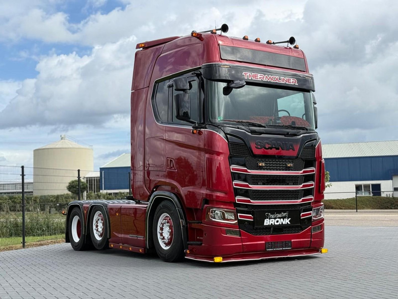 Scania S580 V8 NGS SHOWTRUCK, VOLLUCHT, RETARDER, LEER, GESTUURD. - Çekici: fotoğraf 1 Scania S580 V8 NGS SHOWTRUCK, VOLLUCHT, RETARDER, LEER, GESTUURD. - Çekici: fotoğraf 1