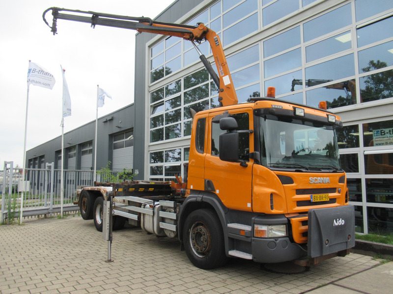 Scania P 320 B 6x2*4 + HMF 835 + HYVA Haakarm - Kancalı yükleyici kamyon, Vinçli kamyon: fotoğraf 2 Scania P 320 B 6x2*4 + HMF 835 + HYVA Haakarm - Kancalı yükleyici kamyon, Vinçli kamyon: fotoğraf 2