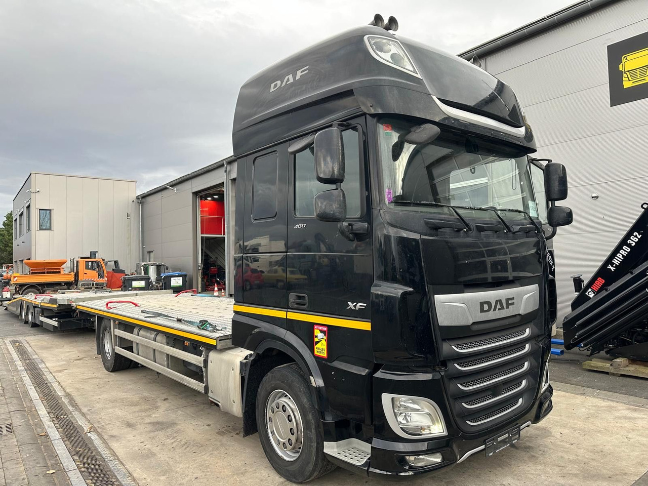 DAF 480XF*Flachzug*Aufstellbühne*VDI2700*Top! - Araba taşıyıcı kamyon: fotoğraf 1 DAF 480XF*Flachzug*Aufstellbühne*VDI2700*Top! - Araba taşıyıcı kamyon: fotoğraf 1