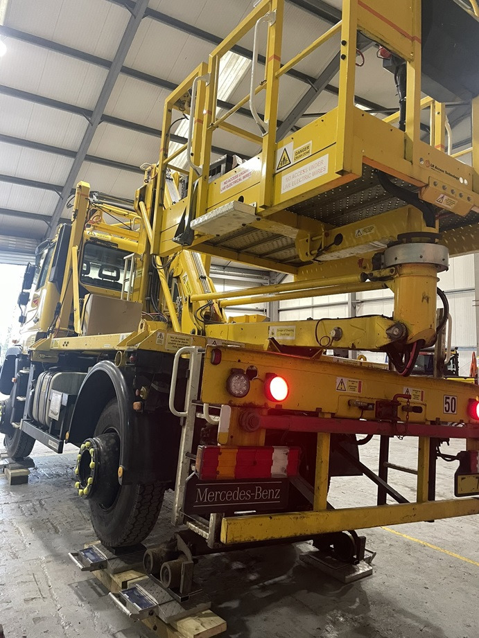 UNIMOG Mercedes Benz Unimog, Aerial Platform, 400kg, 4x4, U423, Road-Rail - Eklemli platform: fotoğraf 2 UNIMOG Mercedes Benz Unimog, Aerial Platform, 400kg, 4x4, U423, Road-Rail - Eklemli platform: fotoğraf 2