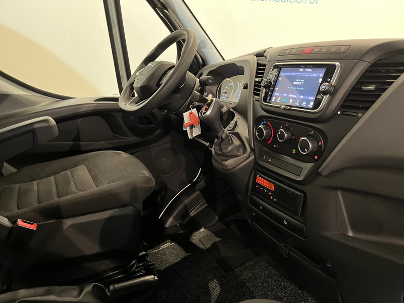 Iveco Daily 35S18 3.0 BE Clixtar Automaat Bakwagen met Laadklep / Laadvermogen 3.060 KG / Euro 6 / Luchtvering / Airco / Camera / CarPlay / Cruise Control / - Çekici: fotoğraf 4 Iveco Daily 35S18 3.0 BE Clixtar Automaat Bakwagen met Laadklep / Laadvermogen 3.060 KG / Euro 6 / Luchtvering / Airco / Camera / CarPlay / Cruise Control / - Çekici: fotoğraf 4