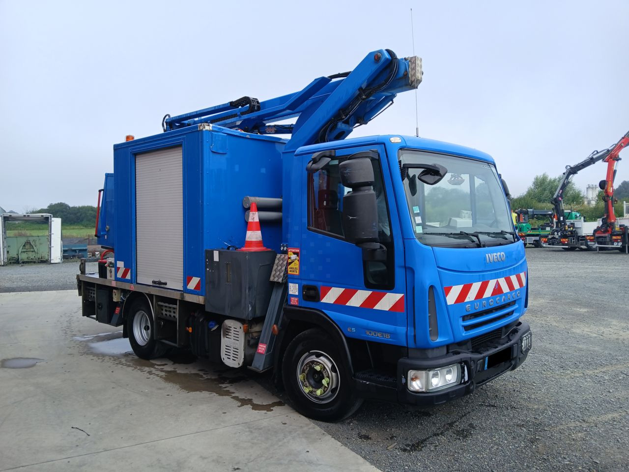 Iveco EUROCAGO 100E18 4x2 Others Truck - Araç üzerine platform: fotoğraf 3 Iveco EUROCAGO 100E18 4x2 Others Truck - Araç üzerine platform: fotoğraf 3