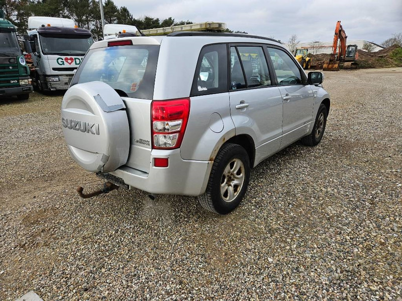 Suzuki Grand Vitara 2,0 GLX aut. Van 5d - Binek araba: fotoğraf 5 Suzuki Grand Vitara 2,0 GLX aut. Van 5d - Binek araba: fotoğraf 5