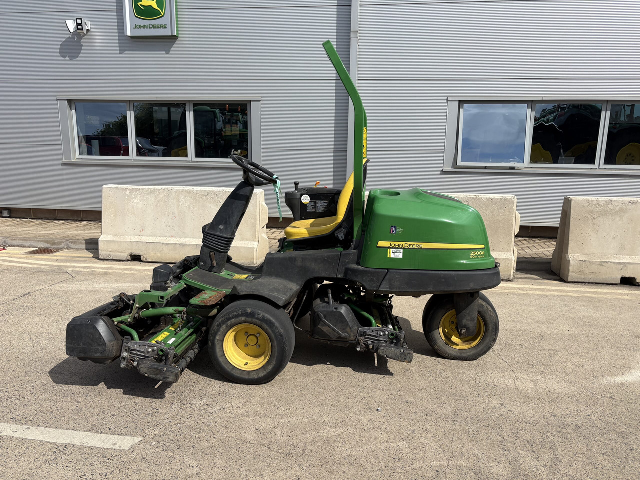 John Deere 2500E Greens Triple - Çim biçme makinesi: fotoğraf 1 John Deere 2500E Greens Triple - Çim biçme makinesi: fotoğraf 1