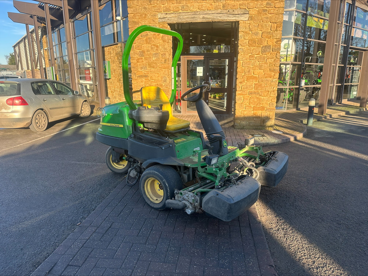 John Deere 2500E greens triple mower - Çim biçme makinesi: fotoğraf 1 John Deere 2500E greens triple mower - Çim biçme makinesi: fotoğraf 1