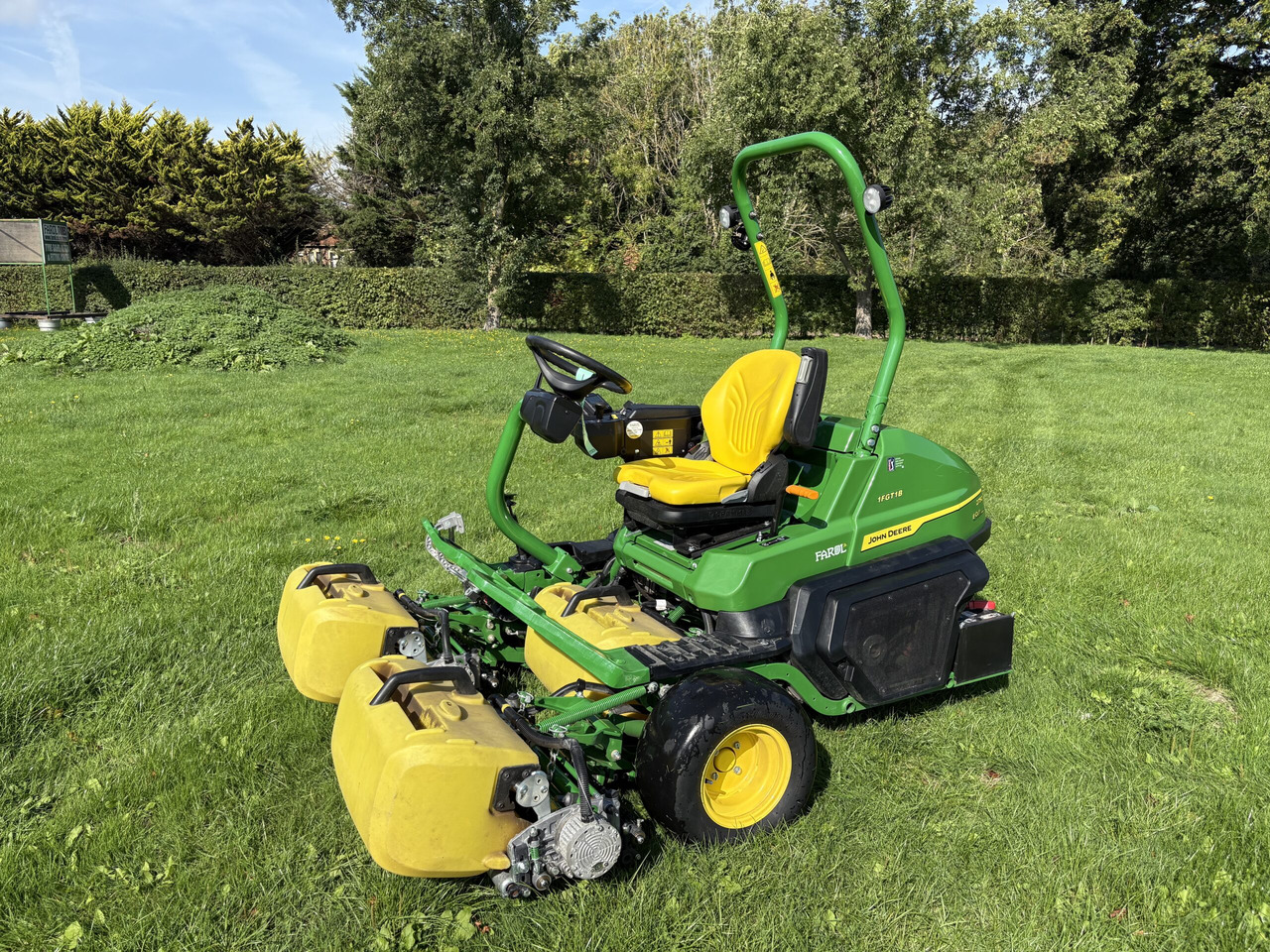John Deere 2750E Triple Mower - Çim biçme makinesi: fotoğraf 1 John Deere 2750E Triple Mower - Çim biçme makinesi: fotoğraf 1