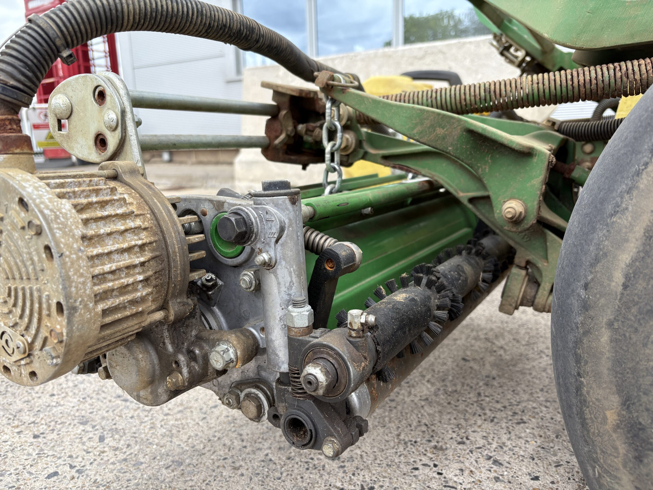 John Deere 2750E Triplex - Çim biçme makinesi: fotoğraf 5 John Deere 2750E Triplex - Çim biçme makinesi: fotoğraf 5