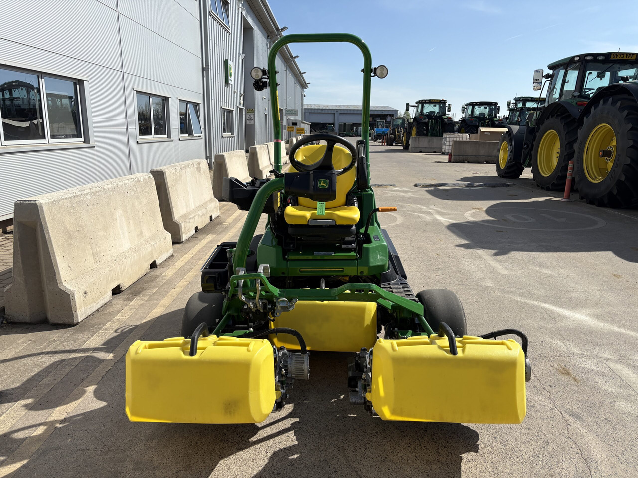 John Deere 2750E Triplex mower - Çim biçme makinesi: fotoğraf 2 John Deere 2750E Triplex mower - Çim biçme makinesi: fotoğraf 2