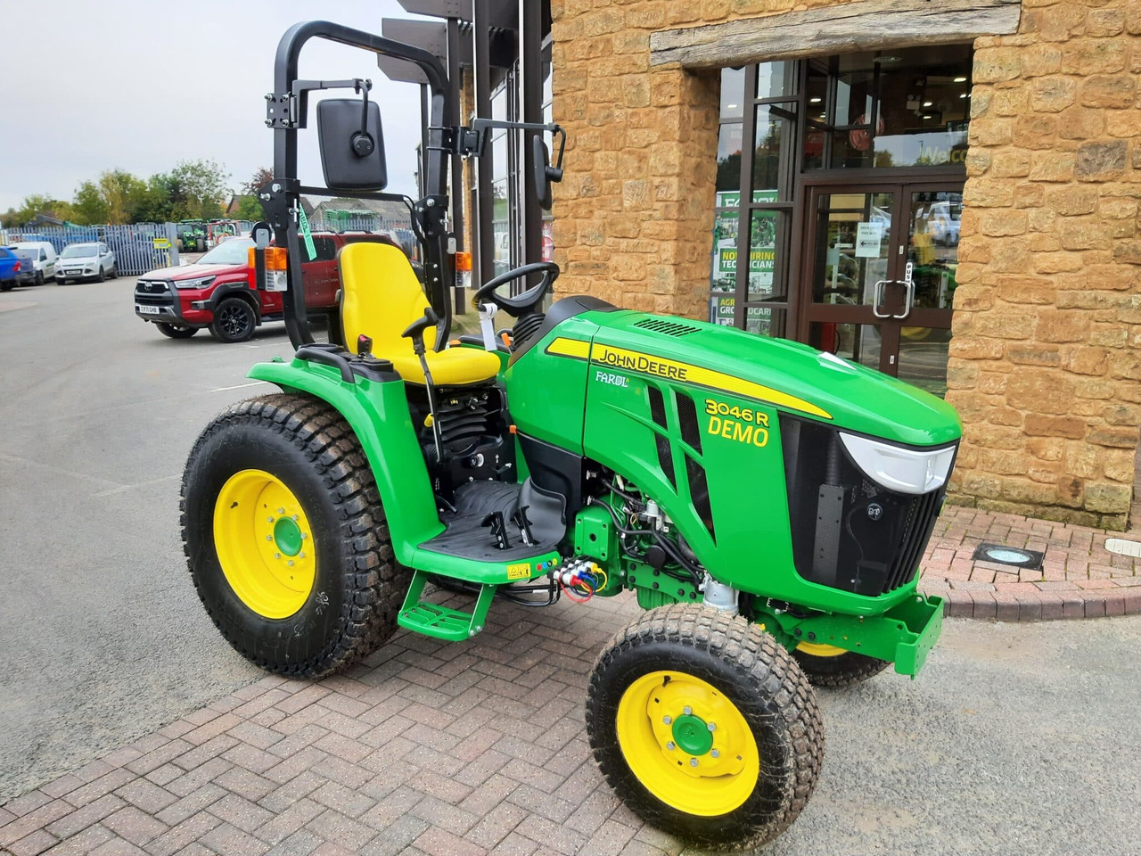 John Deere 3046R compact tractor - Küçük traktör: fotoğraf 1 John Deere 3046R compact tractor - Küçük traktör: fotoğraf 1