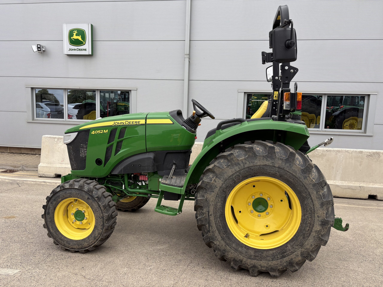 John Deere 4052M Compact Tractor - Küçük traktör: fotoğraf 1 John Deere 4052M Compact Tractor - Küçük traktör: fotoğraf 1
