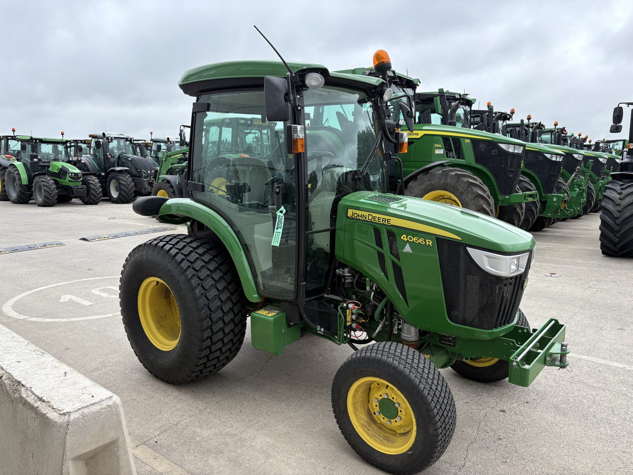 John Deere 4066R Compact Tractor - Küçük traktör: fotoğraf 3 John Deere 4066R Compact Tractor - Küçük traktör: fotoğraf 3
