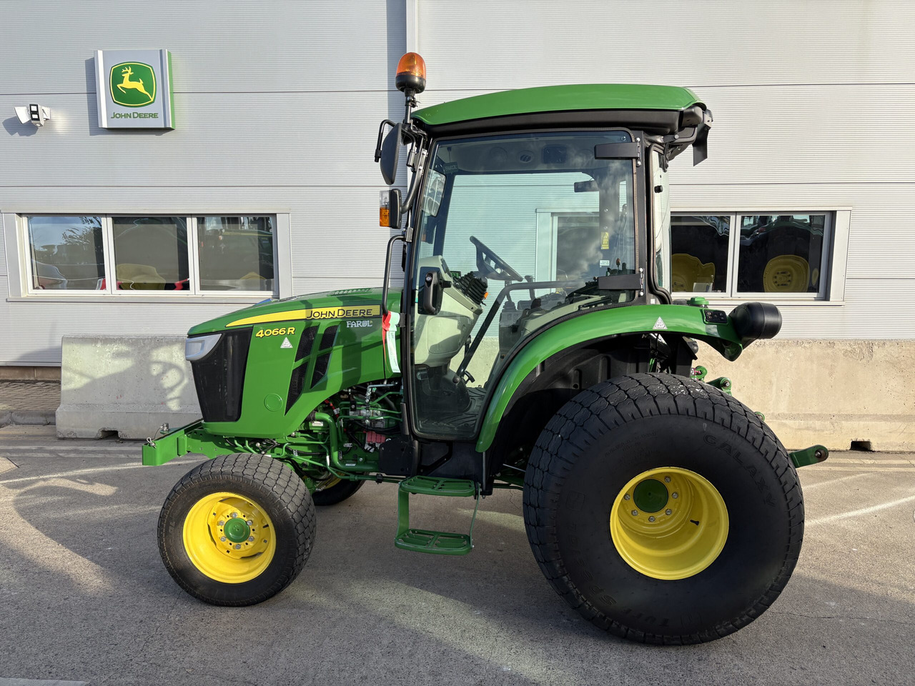 John Deere 4066R Compact Tractor - Küçük traktör: fotoğraf 1 John Deere 4066R Compact Tractor - Küçük traktör: fotoğraf 1
