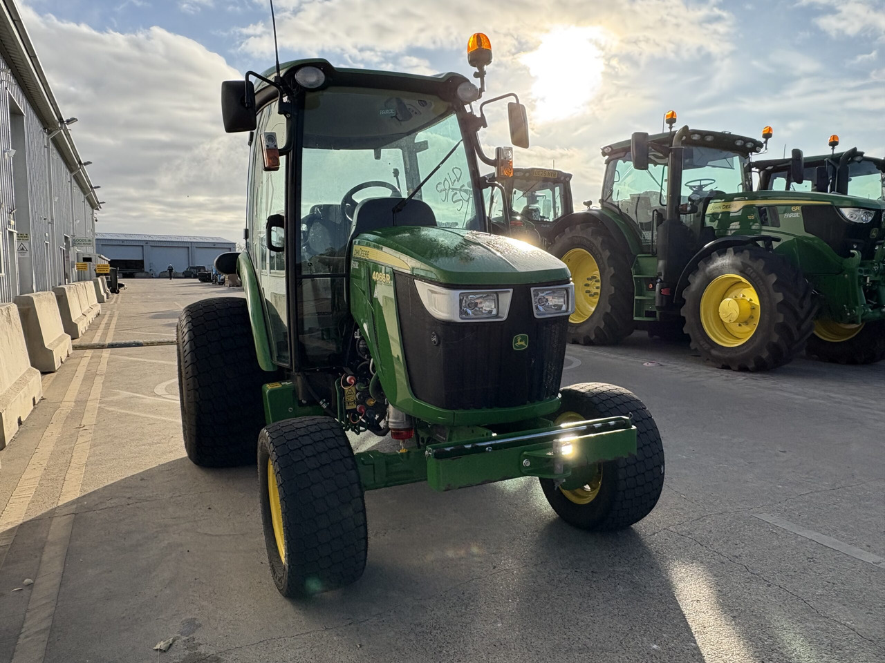 John Deere 4066R Compact Tractor - Küçük traktör: fotoğraf 5 John Deere 4066R Compact Tractor - Küçük traktör: fotoğraf 5