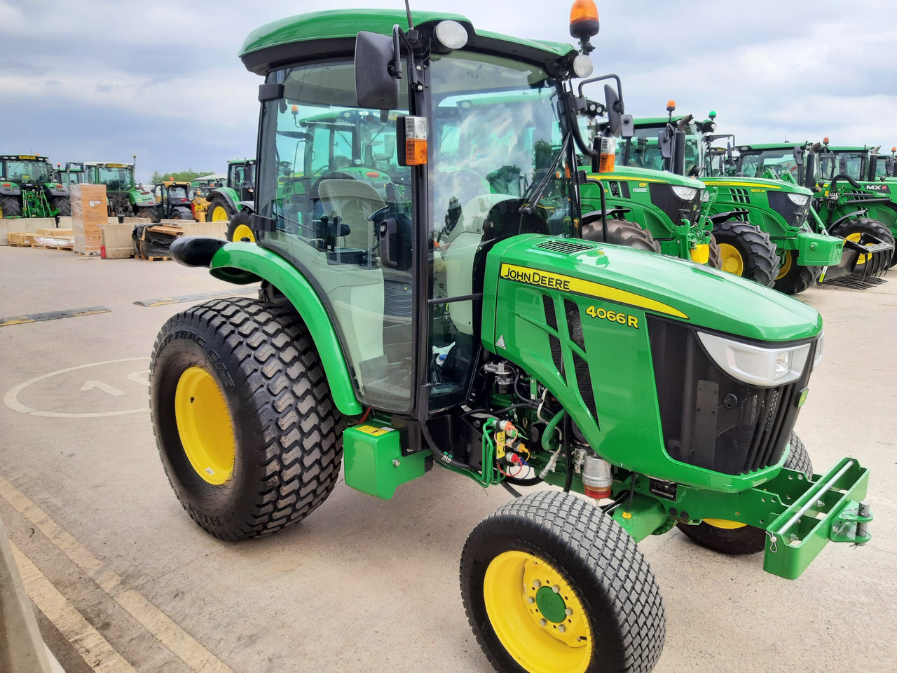 John Deere 4066R Compact Tractor - Küçük traktör: fotoğraf 3 John Deere 4066R Compact Tractor - Küçük traktör: fotoğraf 3