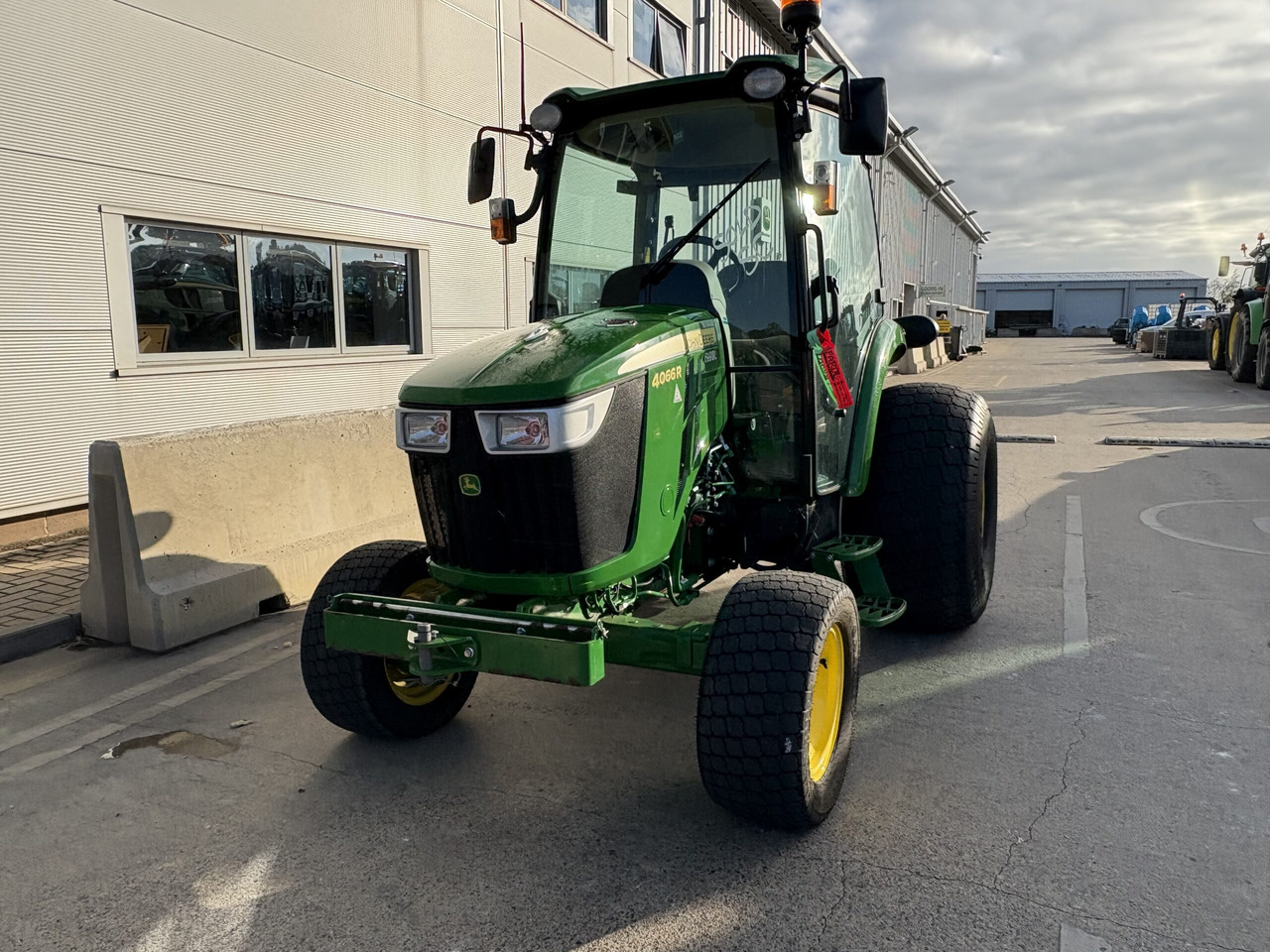 John Deere 4066R Compact Tractor - Küçük traktör: fotoğraf 4 John Deere 4066R Compact Tractor - Küçük traktör: fotoğraf 4