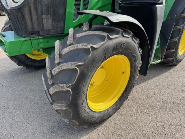 John Deere 6110M - Traktör: fotoğraf 2 John Deere 6110M - Traktör: fotoğraf 2
