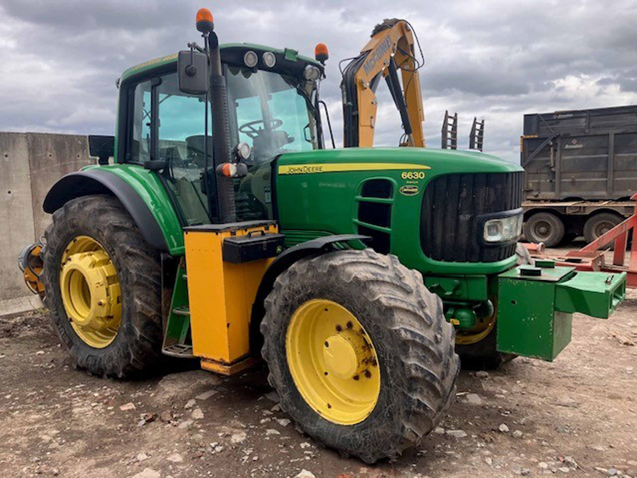 John Deere 6630 Premium + McConnel Mid mount hedgecutter - Traktör: fotoğraf 2 John Deere 6630 Premium + McConnel Mid mount hedgecutter - Traktör: fotoğraf 2