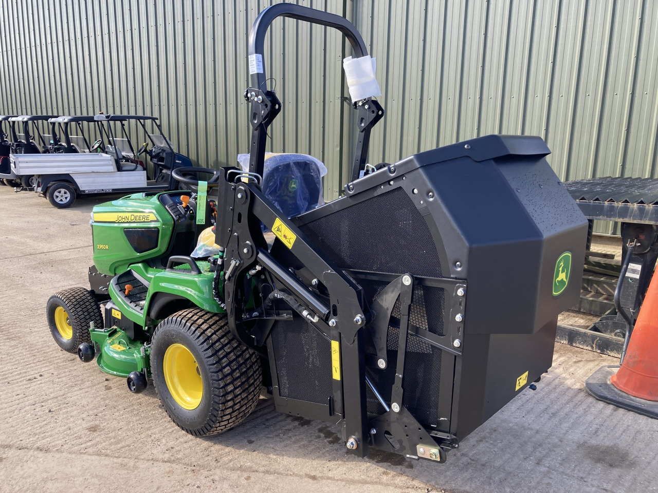 John Deere X950R ride on cut and collect mower - Çim biçme makinesi: fotoğraf 3 John Deere X950R ride on cut and collect mower - Çim biçme makinesi: fotoğraf 3