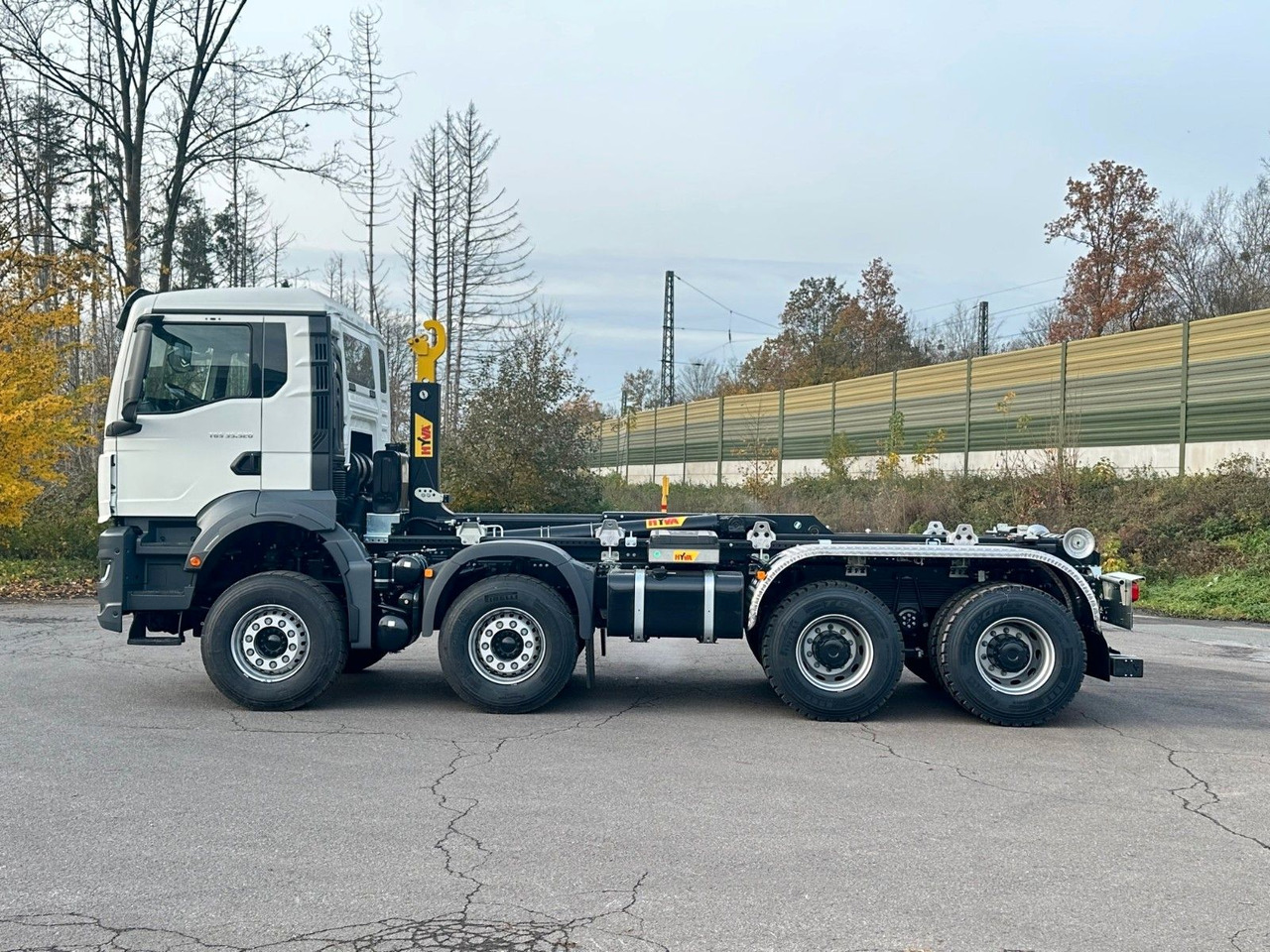MAN TGS 35.520 8x4 Euro6e Hyva 26-55 Abrollkipper - Kancalı yükleyici kamyon: fotoğraf 3 MAN TGS 35.520 8x4 Euro6e Hyva 26-55 Abrollkipper - Kancalı yükleyici kamyon: fotoğraf 3