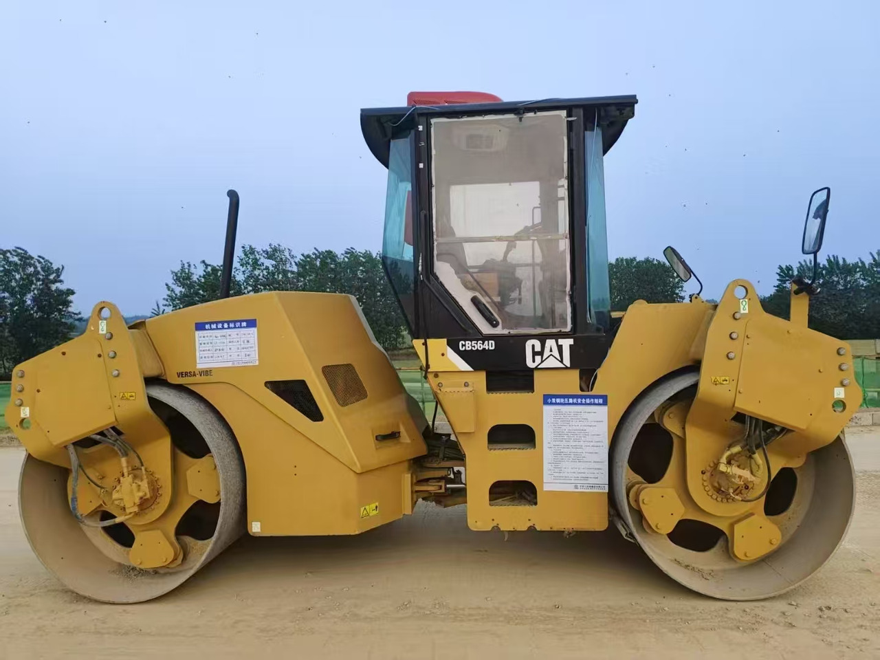 CATERPILLAR CB564D - Silindir makinesi: fotoğraf 1 CATERPILLAR CB564D - Silindir makinesi: fotoğraf 1
