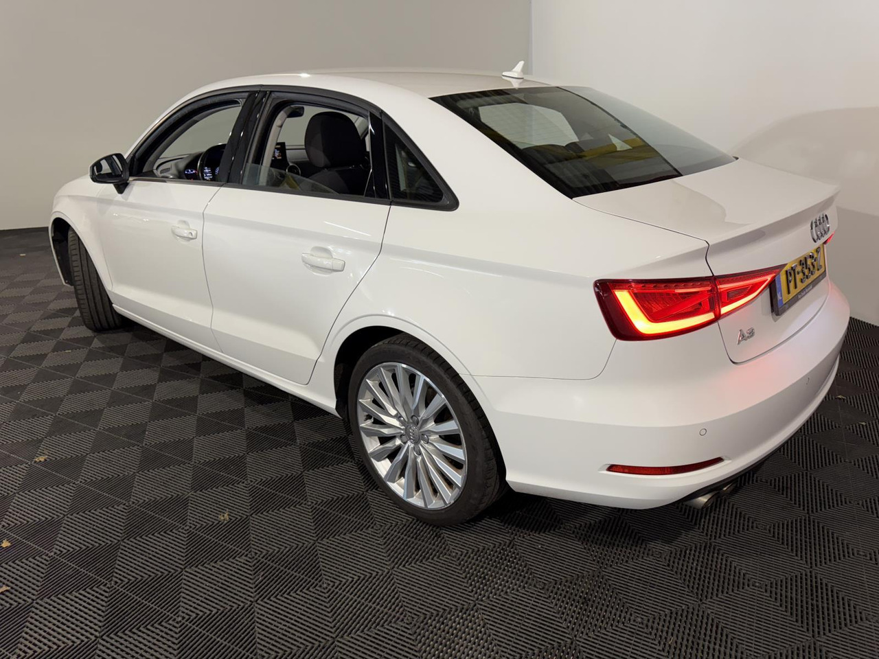 Audi | A3 Limousine | 1.4 TFSI Attraction Pro Line Plus Automaat | 2016 | 256.538 km | PT353Z | Geen oordeel - Sedan araba: fotoğraf 4 Audi | A3 Limousine | 1.4 TFSI Attraction Pro Line Plus Automaat | 2016 | 256.538 km | PT353Z | Geen oordeel - Sedan araba: fotoğraf 4