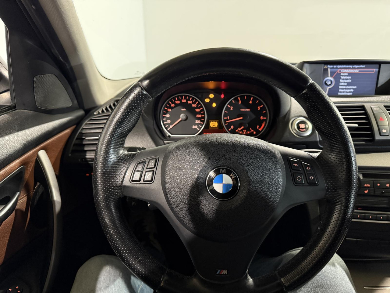 BMW | 1-serie | 116i EffDyn. Ed. Business Line Ultimate Edition | 2011 | 263.221 km | 05RHG5 | Logisch - Hatchback: fotoğraf 4 BMW | 1-serie | 116i EffDyn. Ed. Business Line Ultimate Edition | 2011 | 263.221 km | 05RHG5 | Logisch - Hatchback: fotoğraf 4
