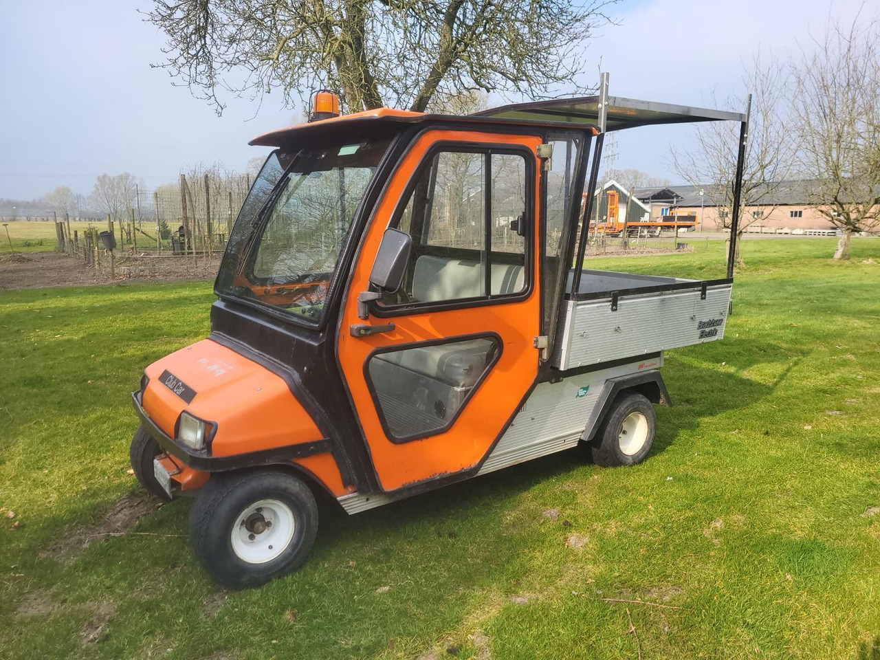 Club Car Carryall Turf 2 – Bouwjaar 2009 – Elektrisch – Met dichte cabine en elektrische kiepbak – Marge-kavel - Golf arabası: fotoğraf 1 Club Car Carryall Turf 2 – Bouwjaar 2009 – Elektrisch – Met dichte cabine en elektrische kiepbak – Marge-kavel - Golf arabası: fotoğraf 1