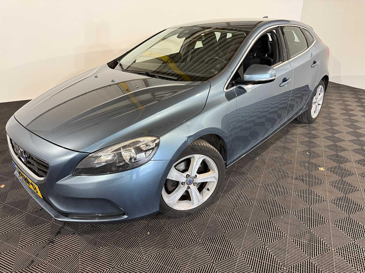 Volvo V40 1.6 T3 Momentum 2-KBP-13 210.566 km - Diğer araçlar: fotoğraf 1 Volvo V40 1.6 T3 Momentum 2-KBP-13 210.566 km - Diğer araçlar: fotoğraf 1