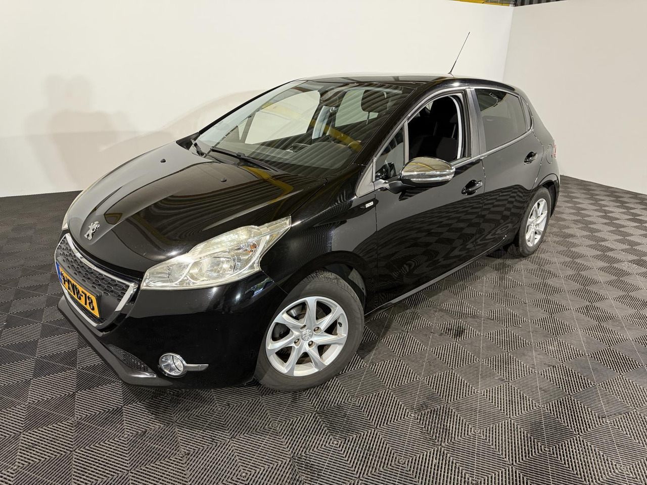 Peugeot | 208 | 1.2 VTi Style | 2014 | 191.063 km | 9XVB78 | Logisch - Hatchback: fotoğraf 1 Peugeot | 208 | 1.2 VTi Style | 2014 | 191.063 km | 9XVB78 | Logisch - Hatchback: fotoğraf 1