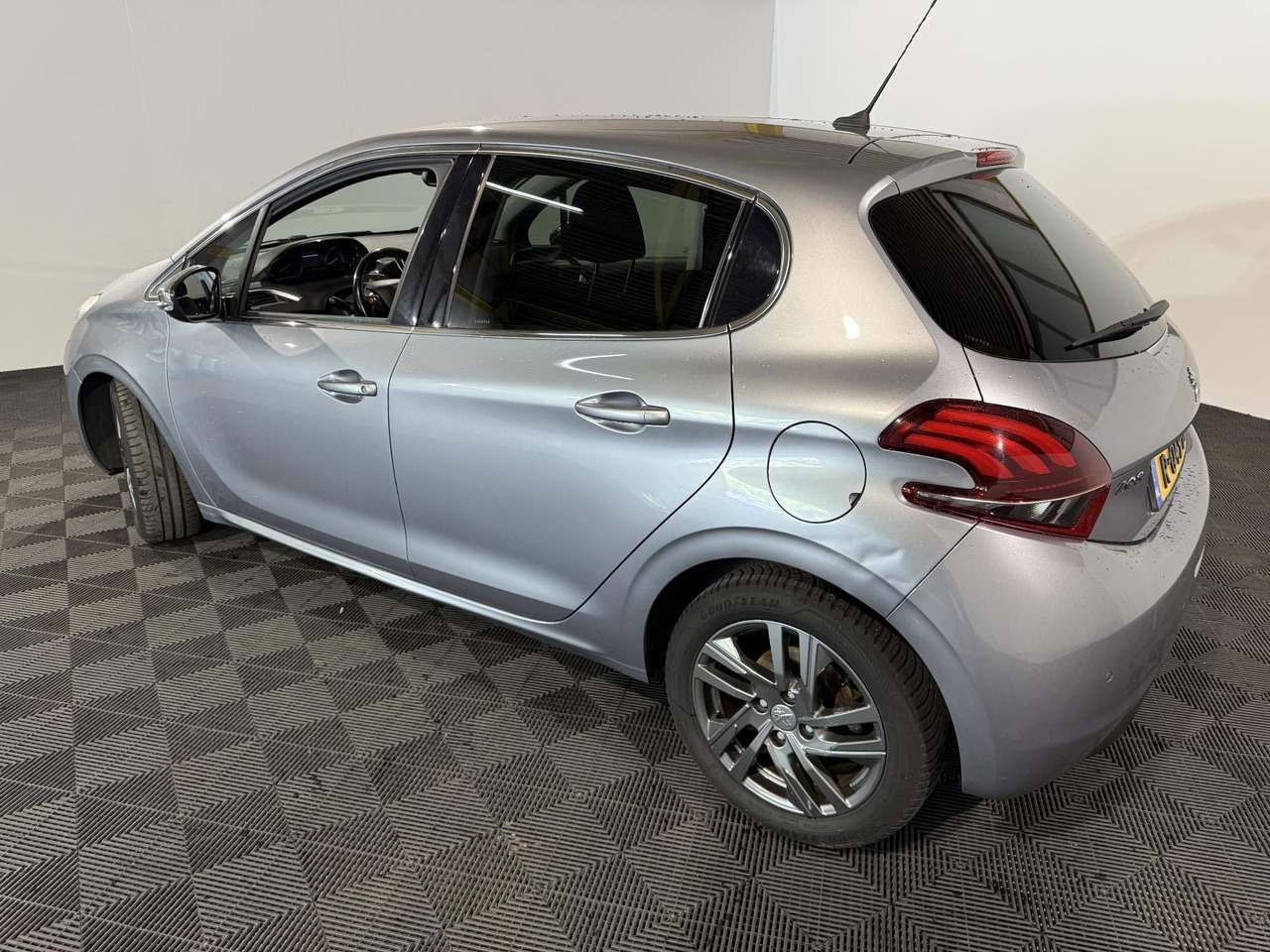 Peugeot | 208 | 1.5 BlueHDi Blue Lease Allure | 2019 | 183.354 km | R049BT | Geen oordeel - Hatchback: fotoğraf 3 Peugeot | 208 | 1.5 BlueHDi Blue Lease Allure | 2019 | 183.354 km | R049BT | Geen oordeel - Hatchback: fotoğraf 3